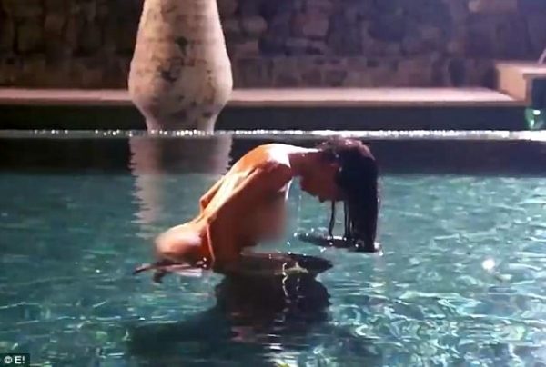 ВИДЕО: Голая Кардашьян веселится в бассейне