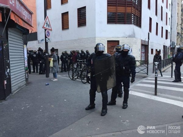 На востоке Парижа идут столкновения демонстрантов с полицией