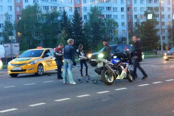 
                    Проехавшее на красный свет такси столкнулось с мотоциклом          