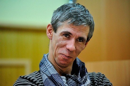 Алексей Панин дурачился в женском белье на улицах Ульяновска