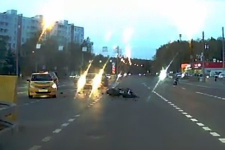 
                    Проехавшее на красный свет такси столкнулось с мотоциклом          
