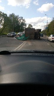 
                    На улице Радио опрокинулся мусоровоз          