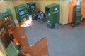 
                    Двое мужчин пытались похитить банкомат из отделения «Сбербанка»          