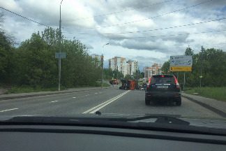 
                    На улице Радио опрокинулся мусоровоз          