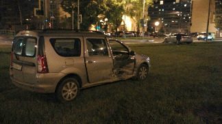 
                    Проехавший на красный свет водитель устроил массовое ДТП у площади Юности          