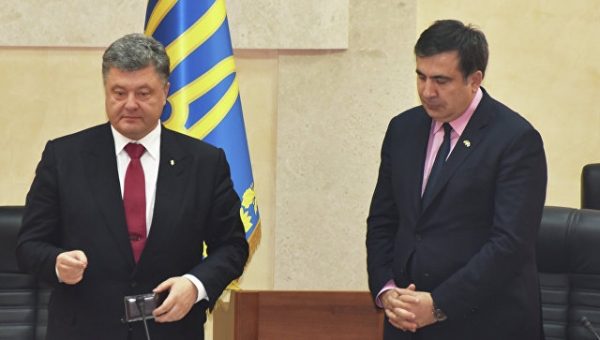 Саакашвили потребовал от Порошенко 50 евро за испорченную футболку