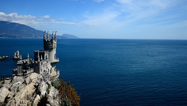 Дошли до Конституции: Порошенко поручил изменить статус Крыма