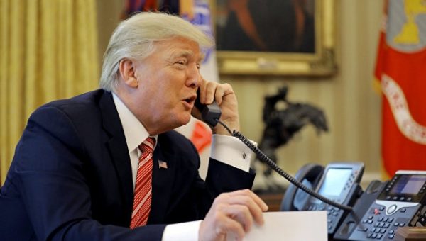 Трамп во время разговора с премьером Ирландии отметил улыбку журналистки