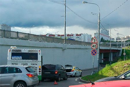 
                    Мелкая авария заблокировала проезд под мостом у <span id=