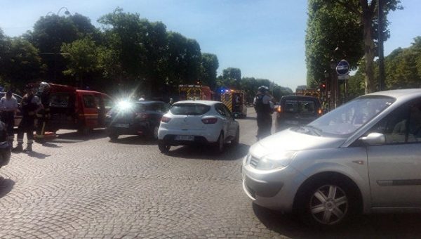 Полиция проводит обыск в доме совершившего нападение на жандармов в Париже