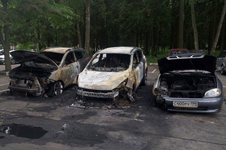 
                    В 11-м микрорайоне сгорели три автомобиля          