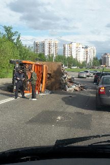 
                    На улице Радио опрокинулся мусоровоз          