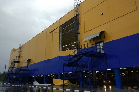 
                    Ураган пробил дыры в стенах гипермаркета «Лента» в Елино          
