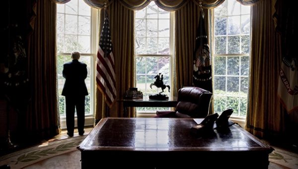 Конгресс запросил у Белого дома записи бесед Трампа и Коми