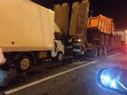 
                    Пьяный водитель «Газели» протаранил фургон и тягач у Крюковской эстакады          
