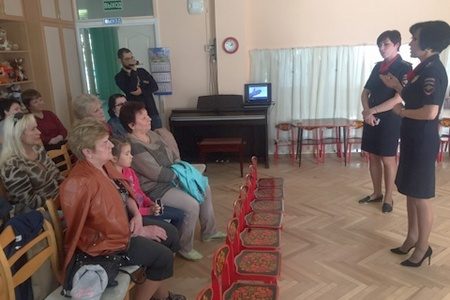 
                    Инспекторы ГИБДД  провели занятия для бабушек и дедушек дошколят          