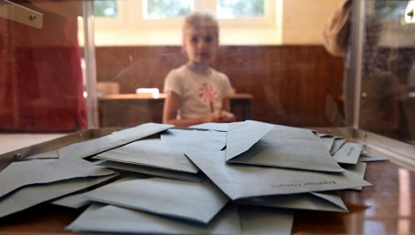 Прогноз: "Вперед, республика" получит 355 мест в парламенте Франции
