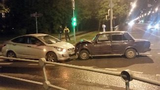 
                    Проехавший на красный свет водитель устроил массовое ДТП у площади Юности          