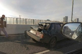 
                    На Крюковской эстакаде фура смяла «Ладу»          