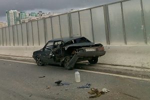 Фура протаранила легковушку на Крюковской эстакаде