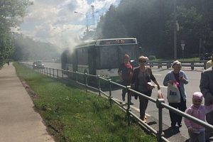 На Солнечной аллее во время движения загорелся автобус