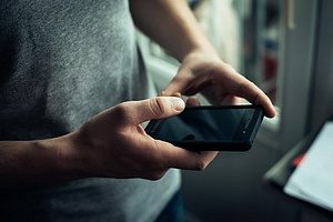 Новый знакомый похитил телефоны у компании друзей в «Джанго»
