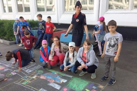 
                    Сотрудники ГИБДД пожелали зеленоградским школьникам безопасных каникул          