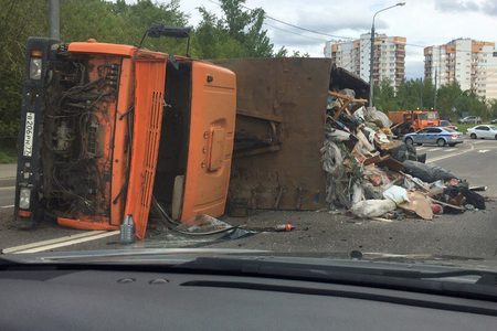 
                    На улице Радио опрокинулся мусоровоз          