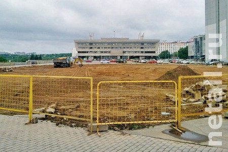 
                    На парковке Центральной площади плитку заменят на асфальт          