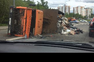 
                    На улице Радио опрокинулся мусоровоз          