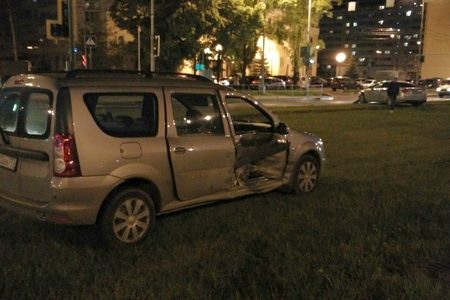
                    Проехавший на красный свет водитель устроил массовое ДТП у площади Юности          