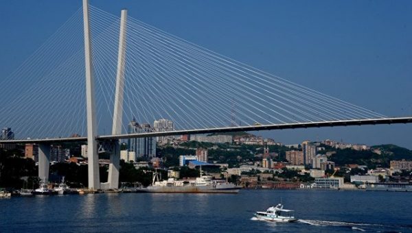 На российской яхте, задержанной судном из КНДР, могут быть три человека