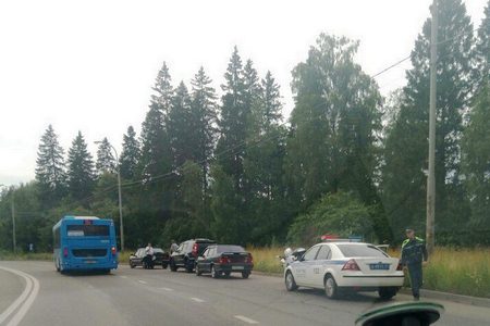 
                    На Сосновой аллее «Логан» протаранил стоящую «Ладу»          