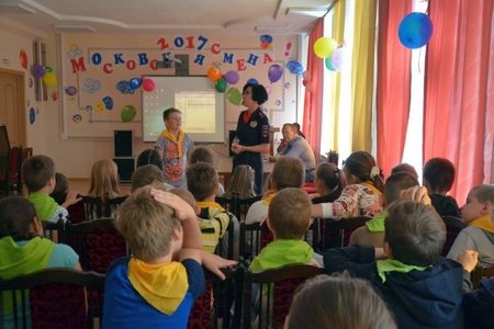 
                    Воспитанники летнего лагеря встретились с дорожными полицейскими Зеленограда          