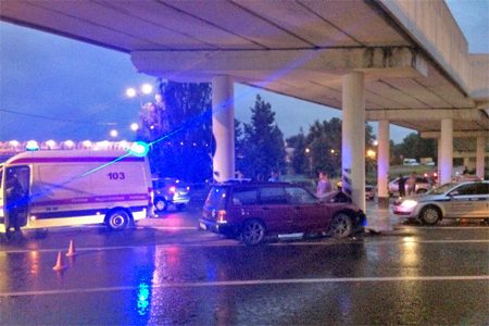 
                    Кроссовер врезался в опору моста на Савелкинском проезде          
