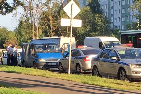 
                    На Сосновой аллее проверяют фургон на предмет перевозки наркотиков          