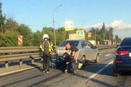 
                    Мотоциклист пострадал в ДТП у перехода в Черной Грязи          