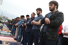 Десятки тысяч мусульман собрались у Соборной мечети в Москве