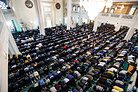 Десятки тысяч мусульман собрались у Соборной мечети в Москве
