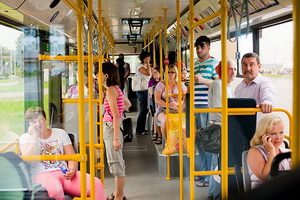 66-летняя женщина пострадала при падении в автобусе