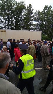 
                    Жители Клина перекрыли Ленинградку          