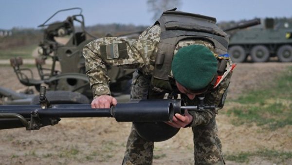 Украинские пограничники проводят учения вблизи границы с Крымом