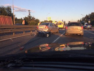 
                    Мотоциклист пострадал в ДТП у перехода в Черной Грязи          