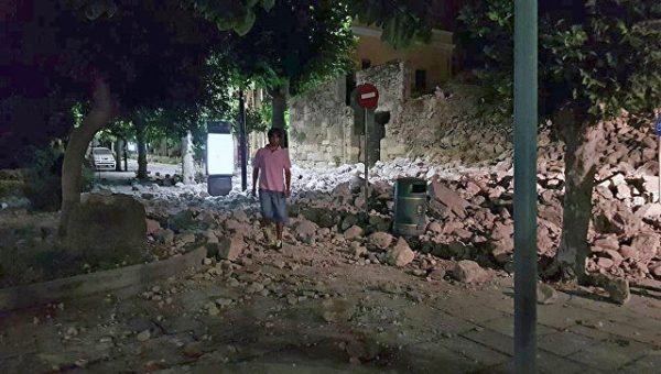 Водолазы обследуют порт Коса после землетрясения
