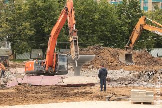 
                    Фонтан на площади Юности полностью уничтожили          
