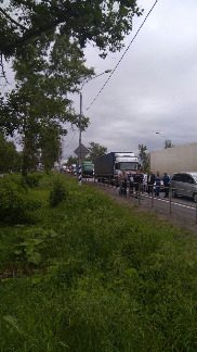 
                    Жители Клина перекрыли Ленинградку          