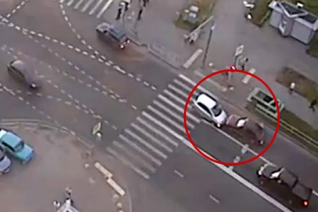 
                    Автомобилист протаранил машину на встречке и скрылся          