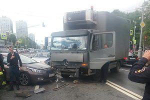 У «Дома быта» грузовик протаранил легковушку с ребенком