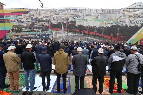 Десятки тысяч мусульман собрались у Соборной мечети в Москве