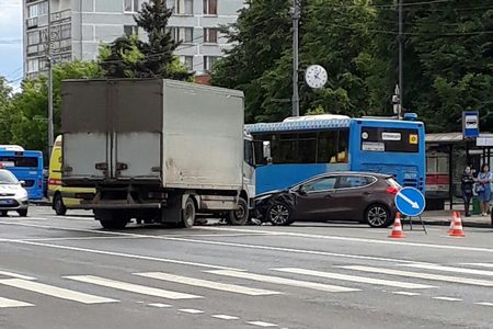 
                    Грузовик на Центральном проспекте вылетел на «встречку» и протаранил машину с ребенком          